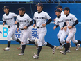 勝利を決め、ベンチから飛び出す選手たち
