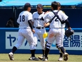 澤田圭（2年）を迎え入れるベンチの様子