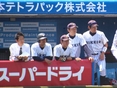 戦況を見つめるベンチの様子
