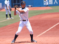 ノックを打つ竹内悠馬（4年・新人監督）