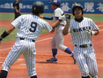 ハイタッチを交わす田中和基（2年）・笠松悠哉（1年）