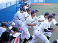 勝ち点を挙げ、ベンチから飛び出す選手たち