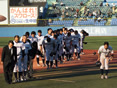 試合後、スタンドに挨拶する選手たち