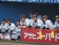 戦況を見つめるベンチの様子