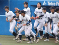 勝利し、ベンチから飛び出す選手たち