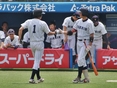 ハイタッチを交わす大城滉二（4年）・豊村哲司（3年）