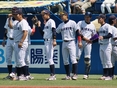選手を迎え入れるベンチの様子