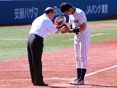 優勝カップを受け取る高田涼太(2年)