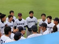 ベンチ前に集合する選手の様子