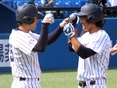 グータッチを交わす寺田陽光（4年）・笠松悠哉（2年）