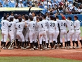 対慶大戦、逆転サヨナラ弾を放った豊村(3年)を囲む選手たちの様子