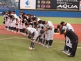 試合後、スタンドに挨拶する選手たち