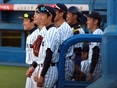 戦況を見つめる選手たちの様子