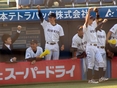 盛り上がるベンチの様子
