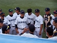 ベンチ前に集合する選手の様子