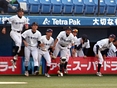 勝利し、ベンチから飛び出す選手たち