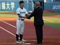 優勝カップを受け取る熊谷敬宥(2年)