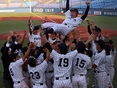 優勝し、小林光（4年・新人監督）を胴上げする選手たち
