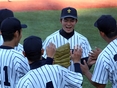 加藤郁杜（1年）を迎え入れるベンチの様子
