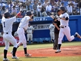 生還した佐藤竜(4年)を迎え入れる佐藤拓(4年/左)・髙田(3年/中央)