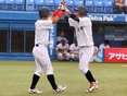 ハイタッチを交わす佐藤拓也(4年)・熊谷敬宥（3年）