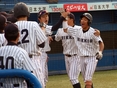 生還した二角勇大(4年)を迎え入れるベンチの様子