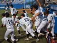 ベンチから飛び出す選手たちの様子