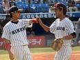 ハイタッチを交わす種田真大(2年)・笠松悠哉(3年)
