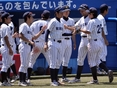 選手を迎え入れるベンチの様子