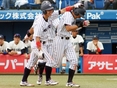 生還した佐藤竜（4年/右）を迎え入れる、佐藤拓（4年/左）