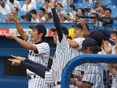 盛り上がるベンチの様子
