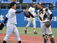 ハイタッチを交わす澤田圭佑(4年)・上野敦大（4年）
