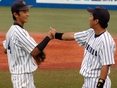 ハイタッチを交わす熊谷敬宥（3年）・二角勇大（4年）
