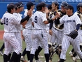 ハイタッチを交わす選手たち