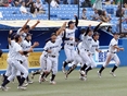 ベンチから飛び出す選手の様子