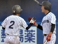 ハイタッチを交わす井上和弥（2年）・峯本匠（2年）