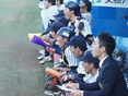 応援する選手たちの様子