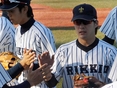 選手たちに迎えられる峯本匠（2年）