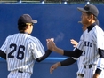 ハイタッチを交わす松﨑健造（2年）・齋藤匠馬（2年）