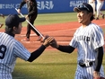 ハイタッチを交わす澤田俊一（1年）・太田亮佑（2年）