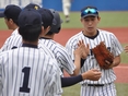 選手に迎えられる上野貴裕（2年）