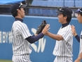 ハイタッチを交わす勝海光太朗（2年）・小松田卓宏（1年）