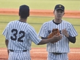 ハイタッチを交わす長谷寛太（２年）・手塚周（２年）
