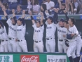 盛り上がるベンチの様子