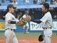 ハイタッチを交わす飯迫恵士（３年）・田中誠也（２年）