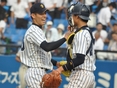 ハイタッチを交わす中川颯（１年）・藤野隼大（２年）