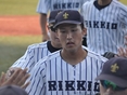 選手に迎えられる山根佑太（４年）
