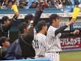 盛り上がるベンチの様子