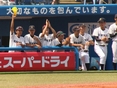 盛り上がるベンチの様子