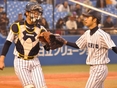 ハイタッチを交わす藤野隼大（２年）・田中誠也（２年）